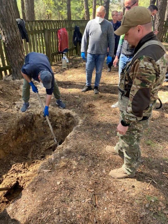 На Київщині виявили тіла жорстоко вбитих чоловіків. Їх розстріляли, а потім переїхали танком