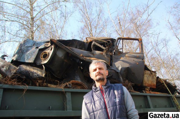 Геннадій Порохня дивом вижив у перший день повномасштабної війни з Росією. Він був на вулиці, коли в Охтирку заїхала російська колонка. Сховався під бордюром, на який згодом наїхала підбита українцями вантажівка. Вона зірвалася після того, як Геннадій встиг перебігти у безпечніше місце