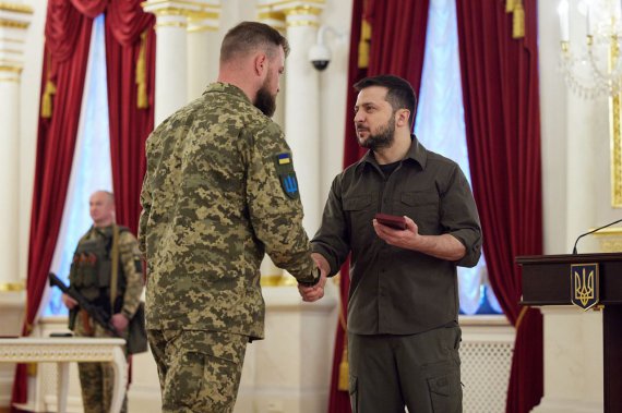 Президент Володимир Зеленський вручив військовим нову відзнаку «Хрест бойових заслуг»