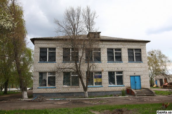 Андреевская школа. В подвалах жили россияне. Здесь они также держали пленных мужчин, женщин и детей