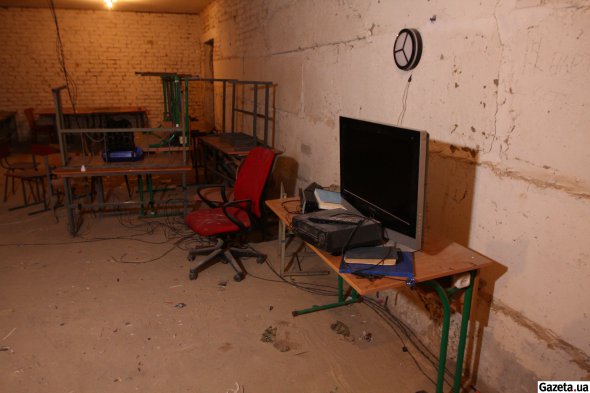 В подвале Андреевской школы русские военные сносили также похищенные у селян вещи