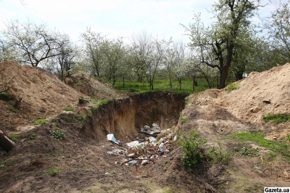 Недалеко от школы в Андреевке оккупанты вырыли могильник для умерших мирных жителей глубиной около 2 м.