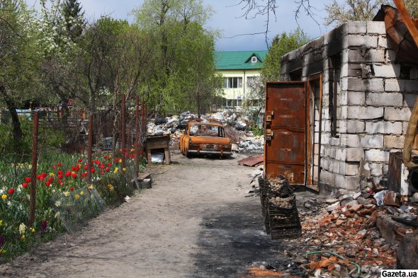 Жителі Бородянки приносять до завалів квіти, лампадки та дитячі іграшки, щоб вшанувати памʼять загиблих 