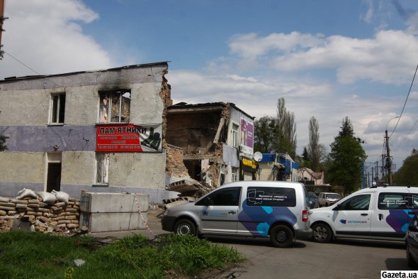 Во дворах стоят сожженные гражданские автомобили