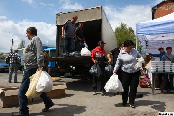 В Бородянку регулярно завозят гуманитарную помощь местные волонтеры и международные организации