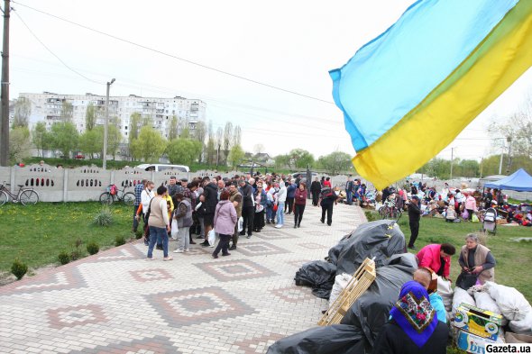 Гуманитарку в Бородянке раздают в лицее №5 и в православной церкви рядом