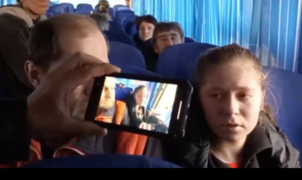 Під прикриттям "журналістів" евакуйованих допитують прямо в автобусах. Фото: t.me/andriyshTime
