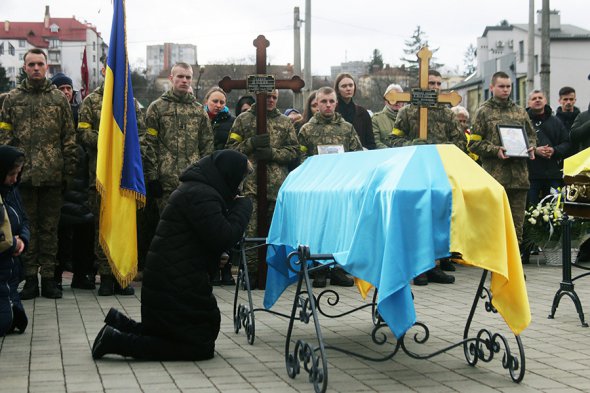 Львівський фотограф Олег Огородник зняв фото "Прощання з побратимом"