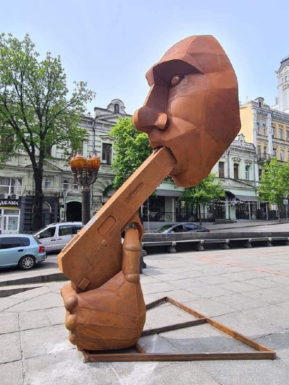 У Києві на бульварі Тараса Шевченка встановили тимчасову скульптуру Путіна із симаолічною назвою "Zaстрелись".