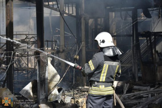 61 пожежник та 12 одиниць техніки гасили пожежу після російського ракетного удару по Одесі