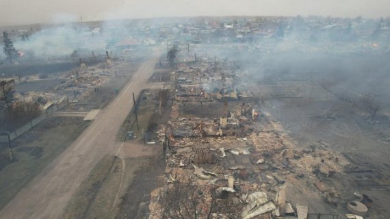 В Краснодарском крае вспыхнули масштабные пожары, опрокинувшиеся на жилые дома