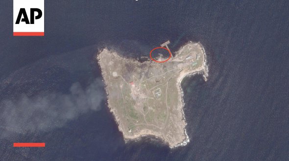 Знищений катер класу "Серна" та зруйновані будівлі на острові