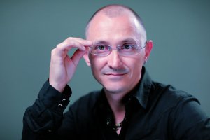Михайло ДЖАМАЛЬ, 38 років, підприємець, волонтер. Народився 13 вересня 1983-го в Севастополі. Батько має будівельний бізнес, мати – готельно-ресторанний. Закінчив Київський міжнародний університет. За фахом – юрист-міжнародник. Займався рекламним та івент-бізнесом. Потім допомагав батькам. 2014 року через проукраїнську позицію виїхав із Криму. Звів собі будинок у селі Крюківщина, за 6 кілометрів від Києва. А згодом – житловий комплекс ”Кримський квартал”. Із кожного проданого будинку виділяє гроші на волонтерство. ”Я не просто будую і продаю житло, а створюю комфортне середовище. Насамперед для себе, бо я – егоїст, обираю собі сусідів. Переважно волонтерів, військових, людей з активною громадською позицією, які підтримують Україну не словом, а ділом. Раз я відмовив покупцям через те, що відпочивали в анексованому Криму”. У шлюбі. Дружина Ольга, 38 років, – домогосподарка. Виховує синів – 15-річного Матвія і Тимофія, 13 років. Має двох псів породи кане-корсо Феліса і Фрею