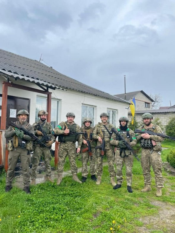 Бойцы подняли флаг Украины в Рубежном Харьковской области