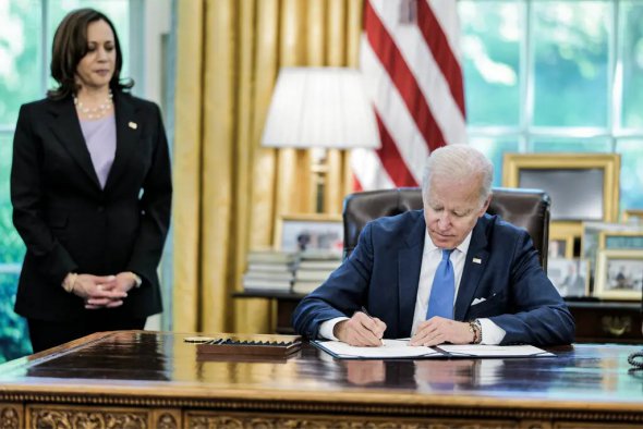 Президент Байден підписує «Закон про ленд-ліз на захист демократії в Україні» у понеділок у Білому домі 