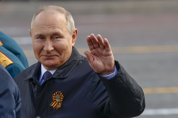 Путин пытается оправдать войну в Украине в речи ко Дню победы 