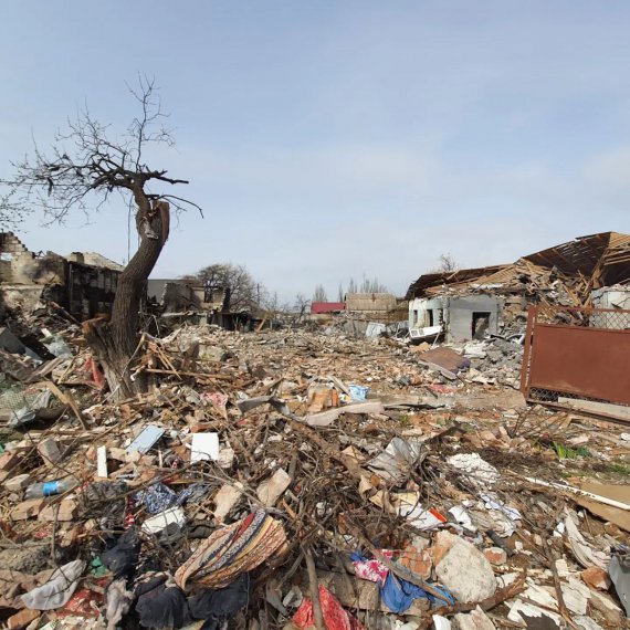 Жителька Маріуполя розповіла, що пережила і як тікала з міста. Вона показала фото розбомбленого міста