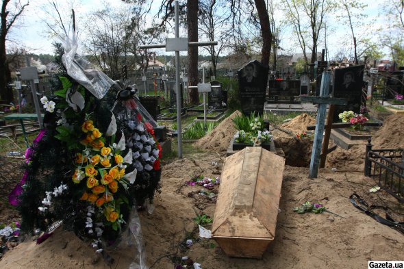 У Мощуні росіяни обстрілювали навіть місцеве кладовище. Повсюду зруйновані памʼятники та розбиті могили