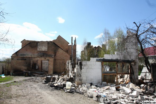 В результате удара фосфорными бомбами на ул. Киевской в селе Горенка полностью сгорели пять жилых домов