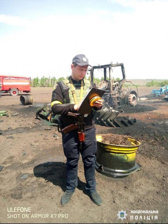 Во время работы в поле на Харьковщине вражеская ракета попала прямо в трактор