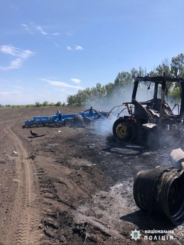 Во время работы в поле на Харьковщине вражеская ракета попала прямо в трактор