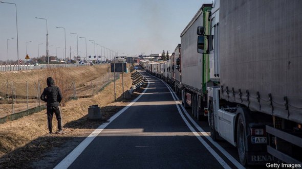Черга українських вантажівок на кордоні з ЄС 