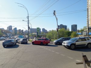 5 травня машини стоять у черзі на заправку на Чоколівському бульварі в Києві. Відпускають не більш як 10 літрів пального в одні руки