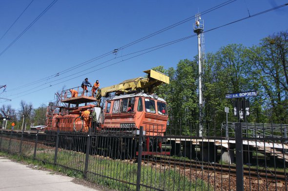 Залізничники ремонтують контактну мережу на станції Ворзель у Київській області, щоб відновити рух потягів.