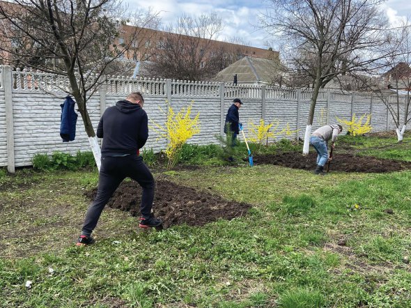 Працівники міського будинку культури в Прилуках на Чернігівщині перекопують землю на задньому дворі установи. Приєдналися до всеукраїнської ініціативи ”Сади перемоги” Міністерства розвитку громад і територій України та Міністерства агрополітики. Вона передбачає ефективне використання земельних ділянок, вирощування харчових продуктів задля уникнення продовольчої кризи в Україні. У Прилуках посадили цибулю, часник, кріп, редиску, полуницю, картоплю. Також будуть грядки з помідорами, капустою.