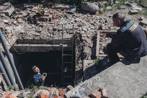 Харківські комунальники ремонтують пошкоджені під час ворожих обстрілів теплопункти. Також обстежують теплотраси, готують до нового опалювального сезону.