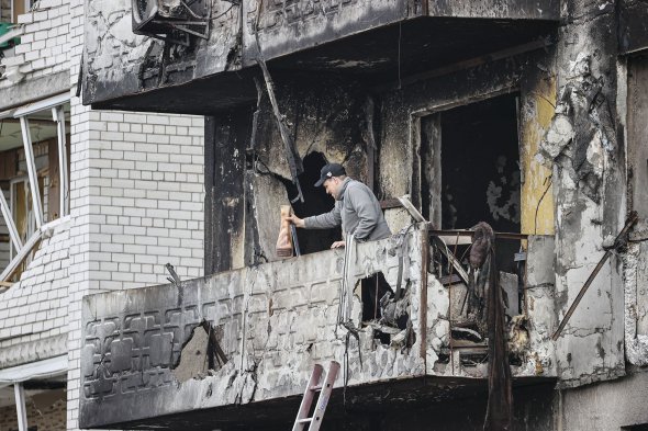 Чоловік показує вазу, яку знайшов у квартирі розбомбленого будинку в Бородянці на Київщині. Цей населений пункт найбільше постраждав із усіх поблизу столиці. На центральній вулиці зруйновані майже всі багатоповерхівки. Російські окупанти обстрілювали селище з артилерії й авіації.