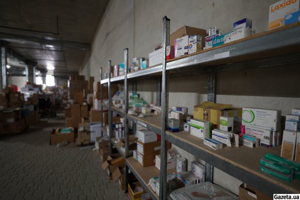В благотворительный фонд большие партии помощи поступают из-за границы. Многие грузы – это медикаменты и лекарства, которые крайне нужны военным, переселенцам и украинским медицинским заведениям