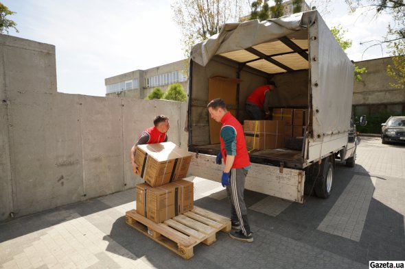 Работа во львовском штабе «Гуманитарных инициатив» «кипит» круглосуточно. Волонтеры принимают запросы на помощь, обрабатывают их. А также – фасуют полученную ранее помощь от партнеров и загружают ее в грузовики