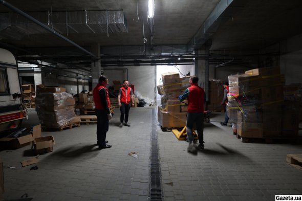 Работа во львовском штабе «Гуманитарных инициатив» «кипит» круглосуточно. Волонтеры принимают запросы на помощь, обрабатывают их. А также – фасуют полученную ранее помощь от партнеров и загружают ее в грузовики