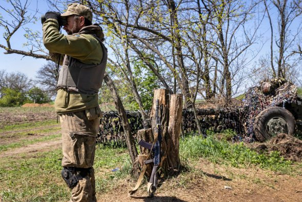 Солдат на артилерійській позиції спостерігає за пересуваннями росіян 