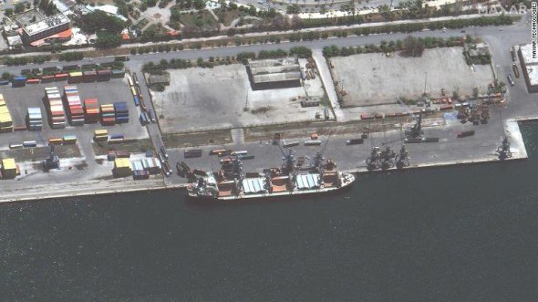 Российское судно стоит в порту в Сирии с украинским зерном