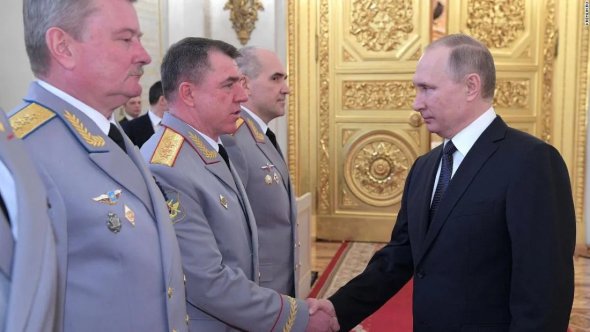 Президент Путин обменивается рукопожатиями с Журавльвым в Кремле, 23 марта 2017 года.