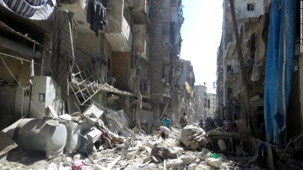 Улица в контролируемом повстанцами районе Алеппо завалена обломками 11 сентября 2016 года после того, как Россия атаковала жилой район с помощью кассетных бомб.