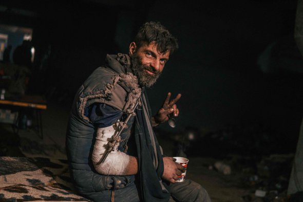 Поранений український воїн на «Азовсталі»
