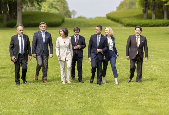 Министр иностранных дел Украины Дмитрий Кулеба с министрами стран G7