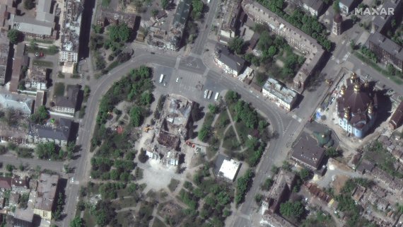 Супутникові знімки завалів Драмтеатру в Маріуполі