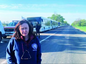 Координаторка Організації Об’єднаних Націй із гуманітарних питань в Україні Оснат Лубрані супроводжує колону автобусів з евакуйованими з Азовсталі, 3 травня 2022 рік