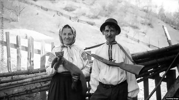 Штефан і Ганна Плитки показують впольовану куницю в селі Криворівня, тепер Верховинський район Івано-Франківської області, 1970 роки