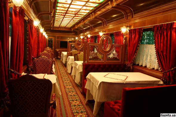 Внутри вагон-ресторан украшен разными дорогими породами дерева, диванами с бархатной обивкой и коврами. Интерьер украсили хрусталем и дорогой мебелью