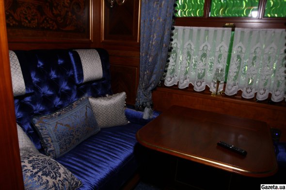 В вагоне есть комфортабельное купе с бархатными диванами и шелковыми подушками. Со стола автоматически выезжает плазменный телевизор. Стены здесь украшены деревянной мозаикой