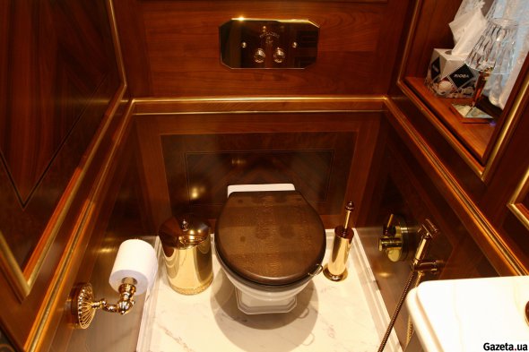 В туалете – позолоченная фурнитура и мраморная раковина