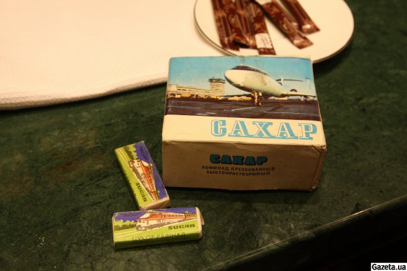 В одном из ящиков бара находим сахар, якобы со времен СССР. Его для Медведчука изготовляли на заказ