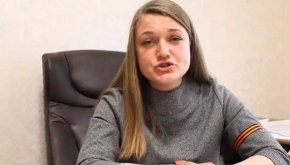 Наталія Романіченко начепила на себе георгіївську стрічку.