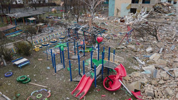 Поврежденная детская площадка рядом со зданием детсада в Макарове 