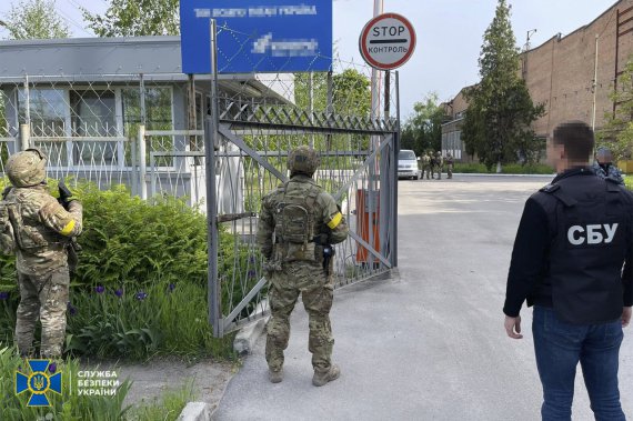 Служба безопасности Украины заблокировала работу подсанкционного завода в Днепре, собиравшегося возобновить поставки для российского военно-промышленного комплекса.